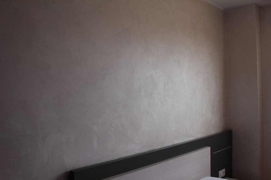 pared dormitorio plateada