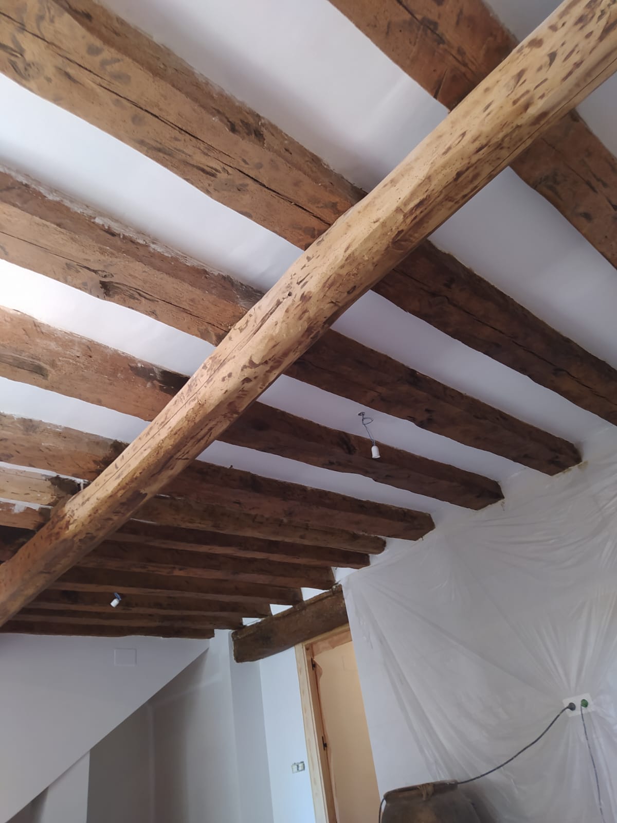 techo vigas de madera después